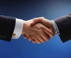 business handshake over blue background/apreton de manos sobre fondo azul